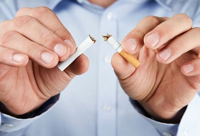 Un hombre rompe un cigarrillo